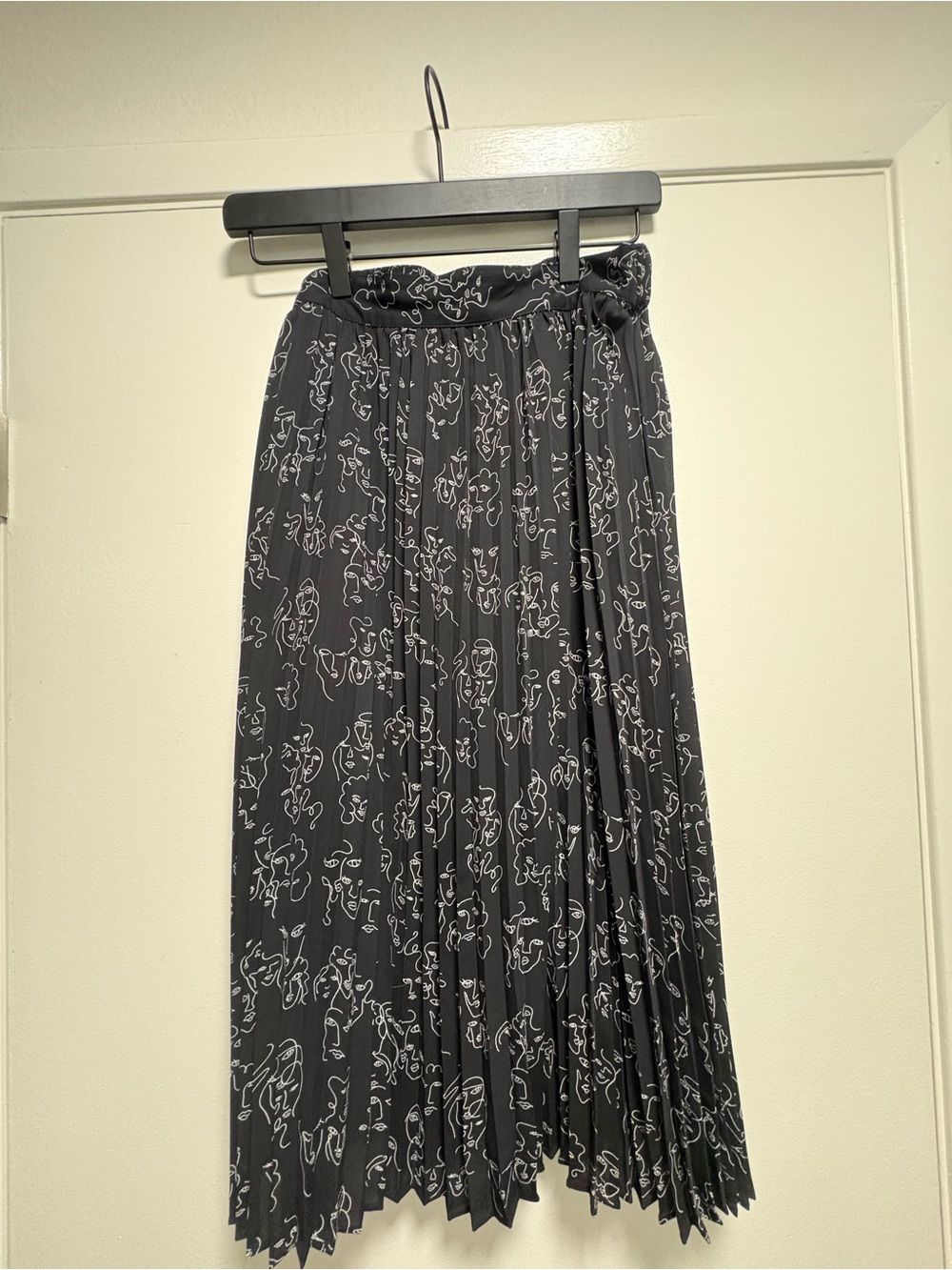 a new day Black Pleated Midi Skirt with White Abstract Line Motif